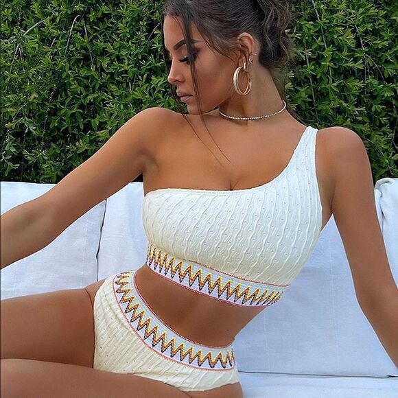 Bikini    - Picture 10 of 11